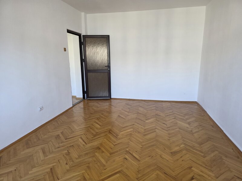 Sincai, 5 minute metrou Timpuri Noi, bloc 1986, stradal, vedere mixta,