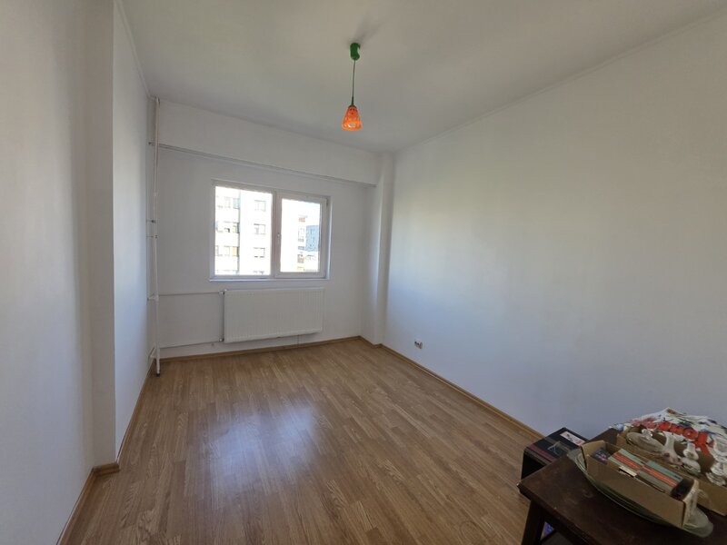 Sincai, 5 minute metrou Timpuri Noi, bloc 1986, stradal, vedere mixta,